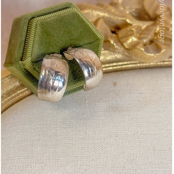 Jewelry - Silver Floral Embossed Earrings‎